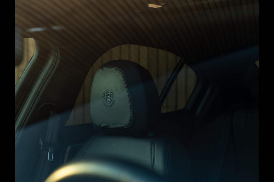 Alfa Romeo Giulia 2.0T 280pk Veloce AWD | Pano-dak | 19 inch | Harman/Kardon | Achterbank verwarming | Adapt. cruise