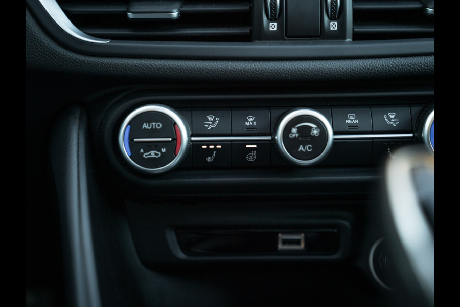 Alfa Romeo Giulia 2.0T 280pk Veloce AWD | Pano-dak | 19 inch | Harman/Kardon | Achterbank verwarming | Adapt. cruise
