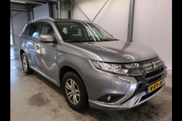 Mitsubishi Outlander 2.4 PHEV 165kW Pure Auto. Trekhaak Navigatie Apple Carplay/Android Auto Camera Parkeersensoren Cruise Control Stoelverwarming Climate Control Lichtmetalen velgen Getinte ramen