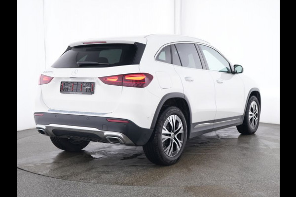 Mercedes-Benz GLA 250 e Plug-In Hybride Panorama Schuif-Kanteldak | Dodehoekassist | Memory Voorstoelen | Sfeerverlichting | 11 kW Laden | Stuur en Stoelverwarming. Inclusief 24 maanden MB Certified garantie voor Europa.