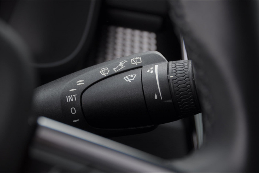 Volvo XC40 T4 211PK Automaat Recharge R-Design / Cruise control / leder met alcantara / elektrische achterklep / keyless entry / Apple carplay / Parkeersensoren met camera / getinte ramen /