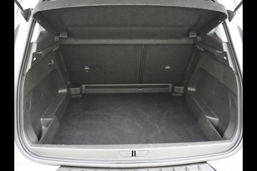 Opel Grandland X T131PK AUT-8 Navi Pdc Trekhaak Apple Carplay Android Auto Airco 120 Jaar Edition Regen-Lichtsensor DAB Lmv 17" Led Privacy Glas Origineel Nederlandse Auto Euro 6