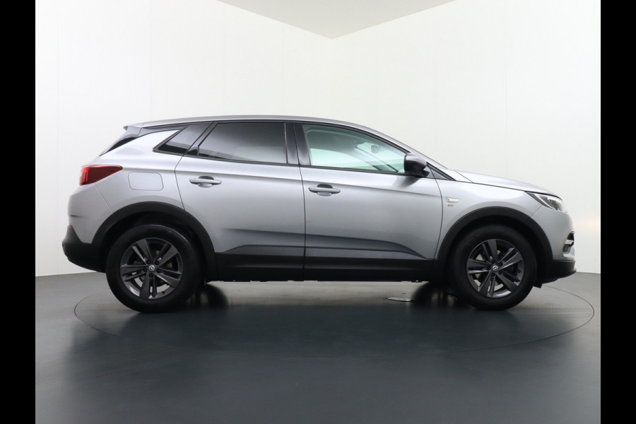 Opel Grandland X T131PK AUT-8 Navi Pdc Trekhaak Apple Carplay Android Auto Airco 120 Jaar Edition Regen-Lichtsensor DAB Lmv 17" Led Privacy Glas Origineel Nederlandse Auto Euro 6
