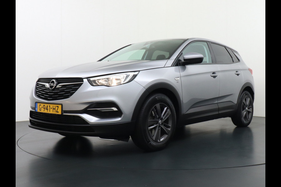 Opel Grandland X T131PK AUT-8 Navi Pdc Trekhaak Apple Carplay Android Auto Airco 120 Jaar Edition Regen-Lichtsensor DAB Lmv 17" Led Privacy Glas Origineel Nederlandse Auto Euro 6