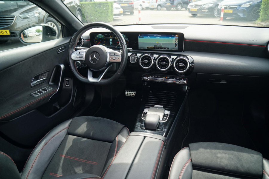 Mercedes-Benz A-Klasse 180 AMG Line + SCHUIFDAK / CAMERA / NIGHTPAKKET / WIDESCREEN / CARPLAY