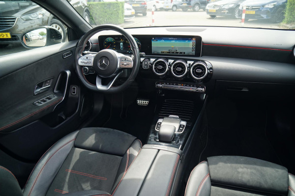 Mercedes-Benz A-Klasse 180 AMG Line + SCHUIFDAK / CAMERA / NIGHTPAKKET / WIDESCREEN / CARPLAY