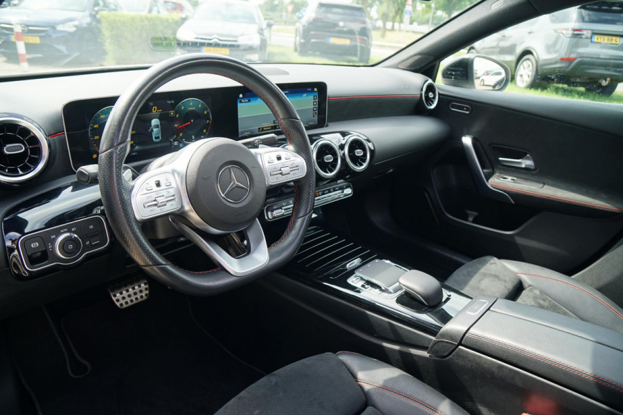 Mercedes-Benz A-Klasse 180 AMG Line + SCHUIFDAK / CAMERA / NIGHTPAKKET / WIDESCREEN / CARPLAY