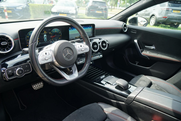 Mercedes-Benz A-Klasse 180 AMG Line + SCHUIFDAK / CAMERA / NIGHTPAKKET / WIDESCREEN / CARPLAY
