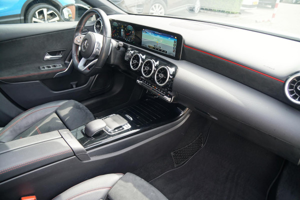 Mercedes-Benz A-Klasse 180 AMG Line + SCHUIFDAK / CAMERA / NIGHTPAKKET / WIDESCREEN / CARPLAY