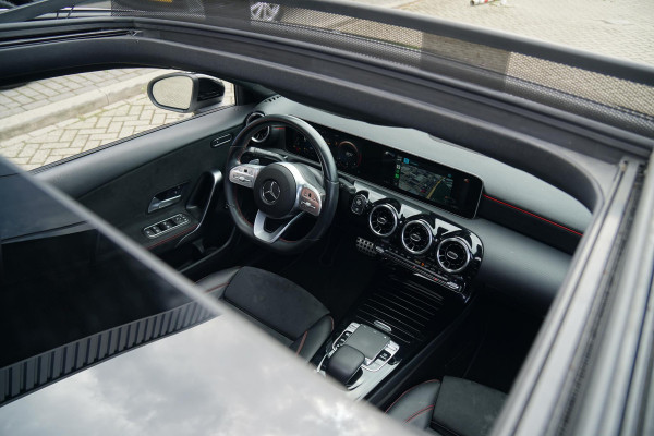 Mercedes-Benz A-Klasse 180 AMG Line + SCHUIFDAK / CAMERA / NIGHTPAKKET / WIDESCREEN / CARPLAY