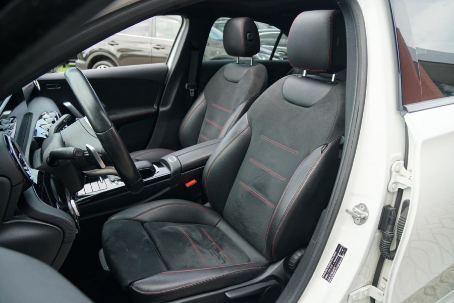 Mercedes-Benz A-Klasse 180 AMG Line + SCHUIFDAK / CAMERA / NIGHTPAKKET / WIDESCREEN / CARPLAY