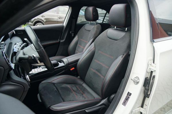 Mercedes-Benz A-Klasse 180 AMG Line + SCHUIFDAK / CAMERA / NIGHTPAKKET / WIDESCREEN / CARPLAY