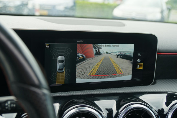 Mercedes-Benz A-Klasse 180 AMG Line + SCHUIFDAK / CAMERA / NIGHTPAKKET / WIDESCREEN / CARPLAY