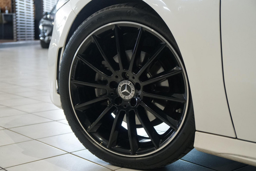 Mercedes-Benz A-Klasse 180 AMG Line + SCHUIFDAK / CAMERA / NIGHTPAKKET / WIDESCREEN / CARPLAY