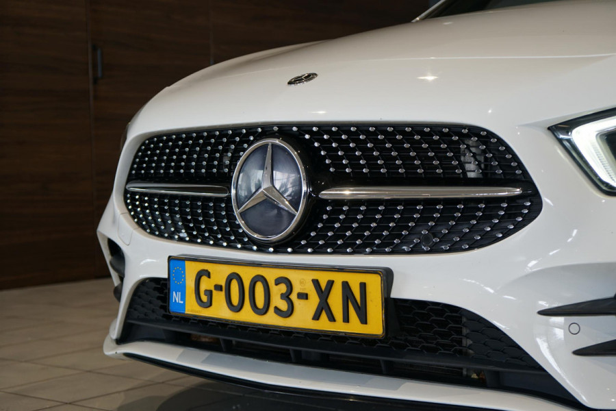Mercedes-Benz A-Klasse 180 AMG Line + SCHUIFDAK / CAMERA / NIGHTPAKKET / WIDESCREEN / CARPLAY