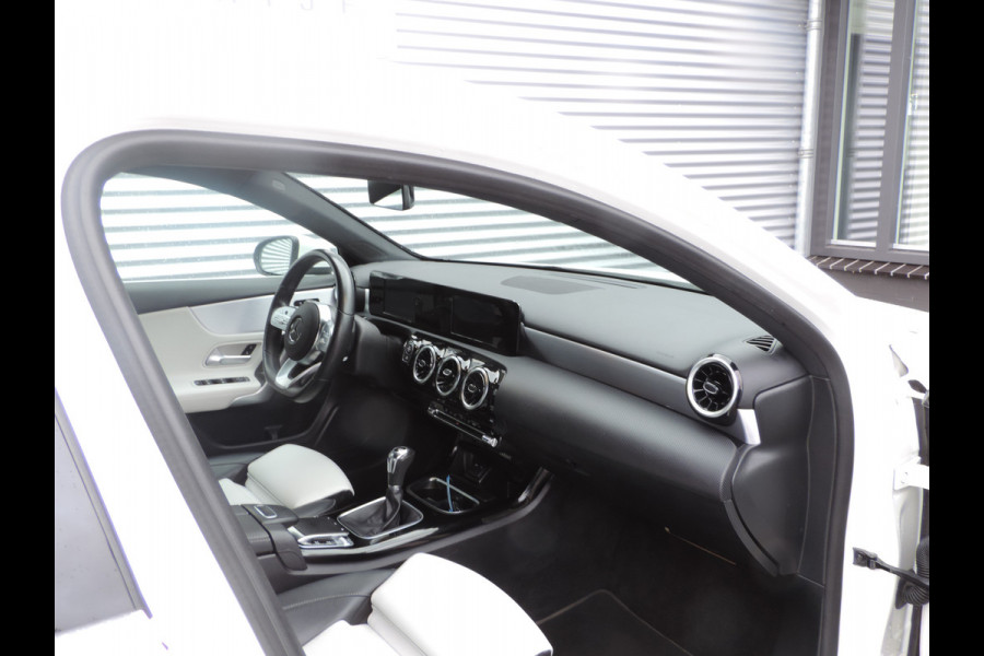 Mercedes-Benz A-Klasse 180 Business Solution AMG Upgrade auto is nieuw zeer mooi