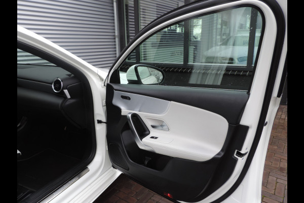 Mercedes-Benz A-Klasse 180 Business Solution AMG Upgrade auto is nieuw zeer mooi
