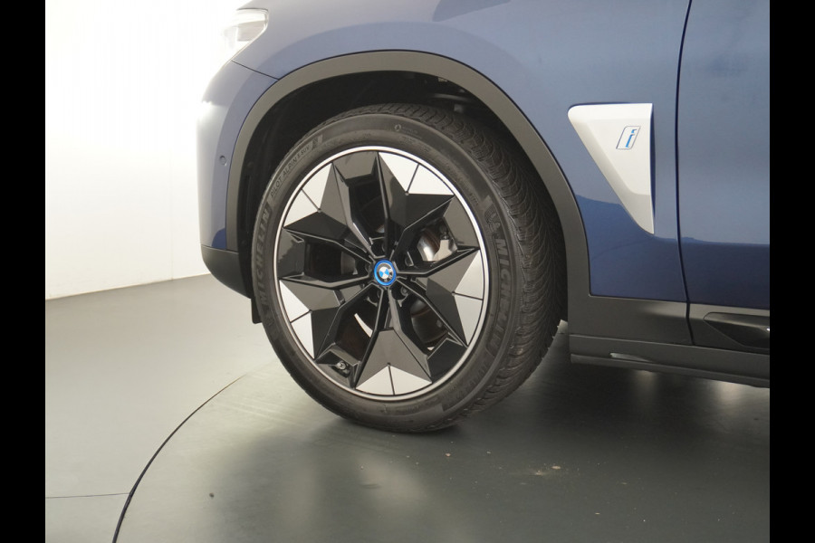 BMW iX3 High Executive 80kWh Leer+Elektr.-verst. Adap.Cruise Apple Carplay Android Auto Navi Ecc 360°Camera Panoramaschuifdak Harman&Kar Stoelverwarming Parkeer+Achteruitrij assistent Led Origineel Nederlandse Auto Zeer compleet! €73.000 nieuw!