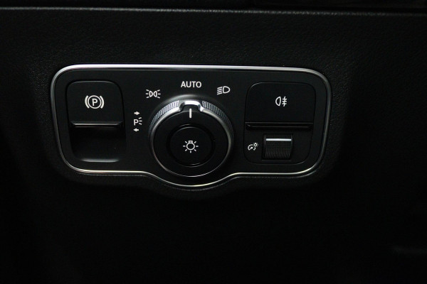 Mercedes-Benz B-Klasse 180 Launch Edition Premium Automaat (SFEERVERLICHTING, 360 CAMERA, STOELVERWARMING, GOED ONDERHOUDEN)