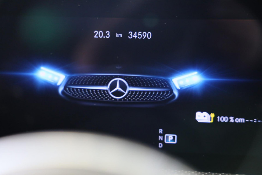 Mercedes-Benz A-Klasse 250 e AMG 45 Look / Acc / Memory / Lane Assist / Digital Cockpit / Sfeerverlichting / Camera / Pano / 18 In Mercedes-Benz A-Klasse 250 e AMG 45 Look / Acc / Memory / Lane Assist / Digital Cockpit / Sfeerverlichting / Camera / Pano / 18 In