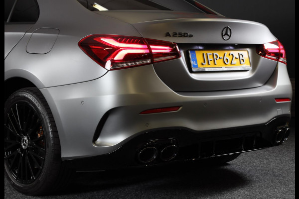 Mercedes-Benz A-Klasse 250 e AMG 45 Look / Acc / Memory / Lane Assist / Digital Cockpit / Sfeerverlichting / Camera / Pano / 18 In Mercedes-Benz A-Klasse 250 e AMG 45 Look / Acc / Memory / Lane Assist / Digital Cockpit / Sfeerverlichting / Camera / Pano / 18 In