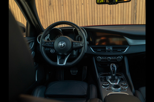 Alfa Romeo Giulia 2.0T 280pk Veloce AWD | Pano-dak | 19 inch | Harman/Kardon | Achterbank verwarming | Adapt. cruise