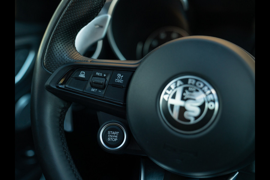 Alfa Romeo Giulia 2.0T 280pk Veloce AWD | Pano-dak | 19 inch | Harman/Kardon | Achterbank verwarming | Adapt. cruise