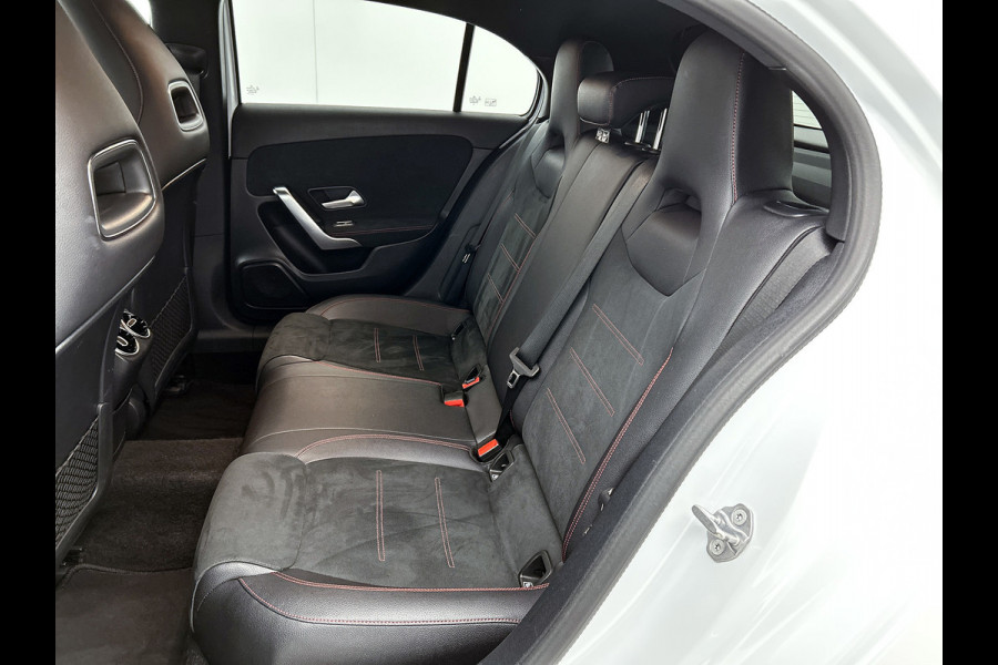 Mercedes-Benz A-Klasse 200 Business Solution AMG(NL-auto, Dealer onderhoud, Trekhaak, Navi, Camera, StoelV, Etc) Mercedes-Benz A-Klasse 200 Business Solution AMG(NL-auto, Dealer onderhoud, Trekhaak, Navi, Camera, StoelV, Etc)