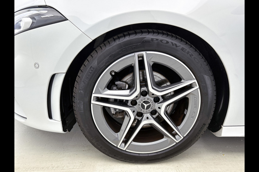 Mercedes-Benz A-Klasse 200 Business Solution AMG(NL-auto, Dealer onderhoud, Trekhaak, Navi, Camera, StoelV, Etc) Mercedes-Benz A-Klasse 200 Business Solution AMG(NL-auto, Dealer onderhoud, Trekhaak, Navi, Camera, StoelV, Etc)