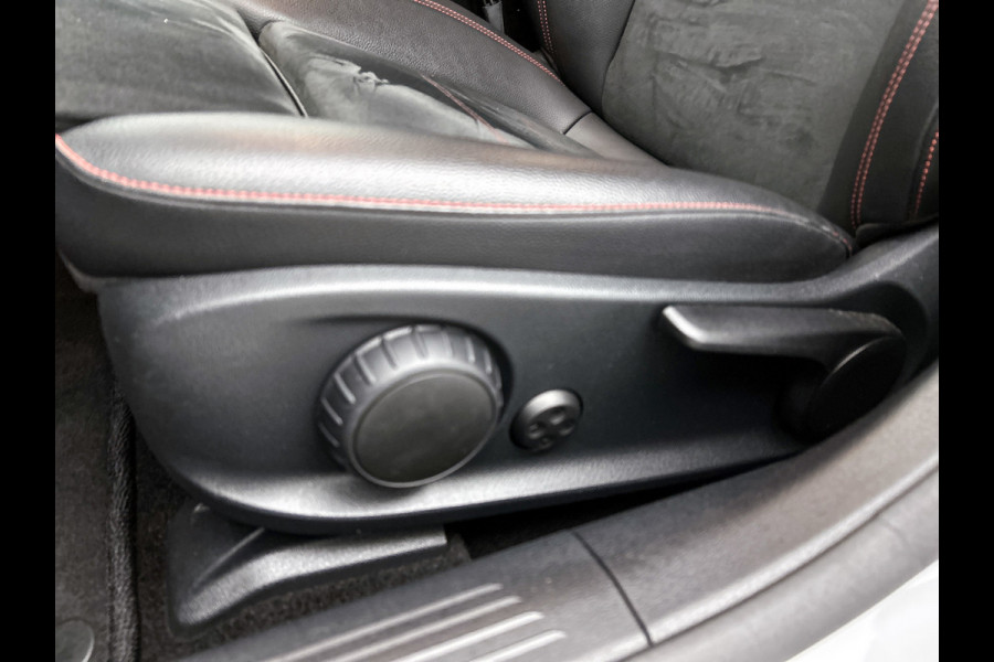 Mercedes-Benz A-Klasse 200 Business Solution AMG(NL-auto, Dealer onderhoud, Trekhaak, Navi, Camera, StoelV, Etc) Mercedes-Benz A-Klasse 200 Business Solution AMG(NL-auto, Dealer onderhoud, Trekhaak, Navi, Camera, StoelV, Etc)