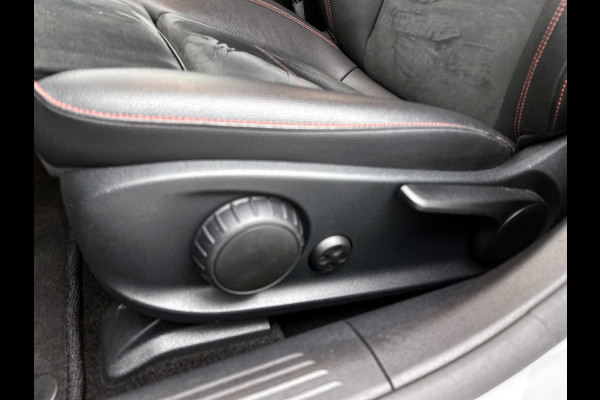 Mercedes-Benz A-Klasse 200 Business Solution AMG(NL-auto, Dealer onderhoud, Trekhaak, Navi, Camera, StoelV, Etc) Mercedes-Benz A-Klasse 200 Business Solution AMG(NL-auto, Dealer onderhoud, Trekhaak, Navi, Camera, StoelV, Etc)