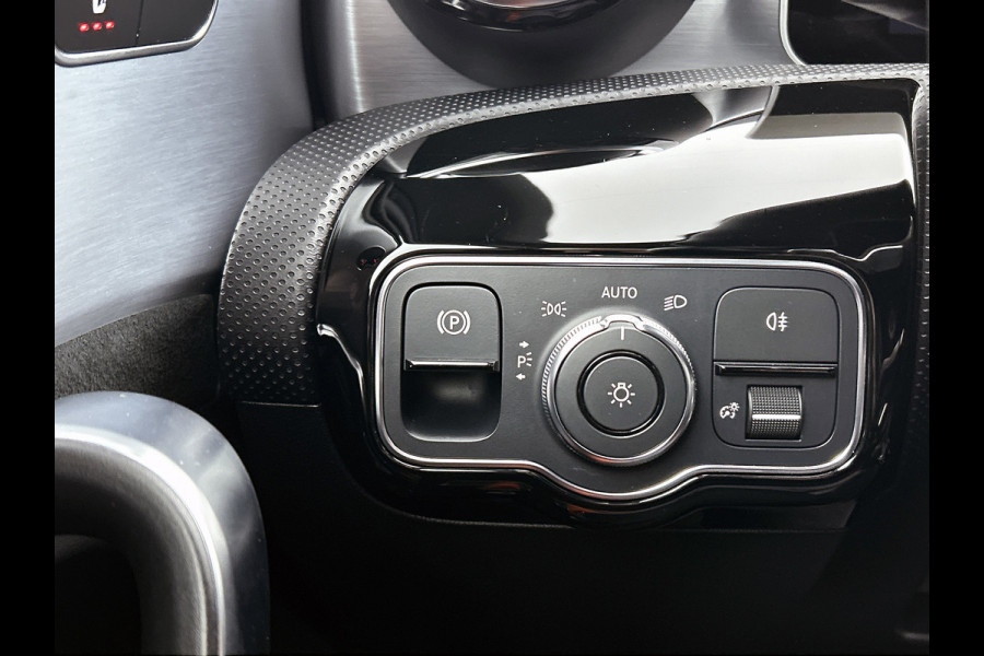 Mercedes-Benz A-Klasse 200 Business Solution AMG(NL-auto, Dealer onderhoud, Trekhaak, Navi, Camera, StoelV, Etc) Mercedes-Benz A-Klasse 200 Business Solution AMG(NL-auto, Dealer onderhoud, Trekhaak, Navi, Camera, StoelV, Etc)