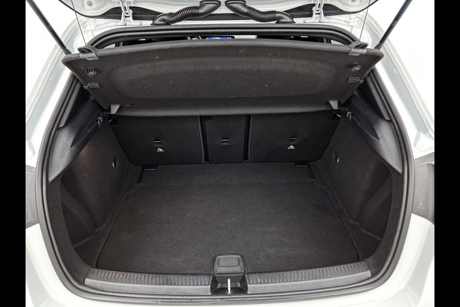 Mercedes-Benz A-Klasse 200 Business Solution AMG(NL-auto, Dealer onderhoud, Trekhaak, Navi, Camera, StoelV, Etc) Mercedes-Benz A-Klasse 200 Business Solution AMG(NL-auto, Dealer onderhoud, Trekhaak, Navi, Camera, StoelV, Etc)