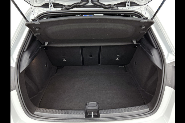 Mercedes-Benz A-Klasse 200 Business Solution AMG(NL-auto, Dealer onderhoud, Trekhaak, Navi, Camera, StoelV, Etc) Mercedes-Benz A-Klasse 200 Business Solution AMG(NL-auto, Dealer onderhoud, Trekhaak, Navi, Camera, StoelV, Etc)