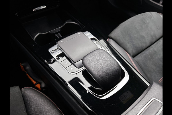 Mercedes-Benz A-Klasse 200 Business Solution AMG(NL-auto, Dealer onderhoud, Trekhaak, Navi, Camera, StoelV, Etc) Mercedes-Benz A-Klasse 200 Business Solution AMG(NL-auto, Dealer onderhoud, Trekhaak, Navi, Camera, StoelV, Etc)