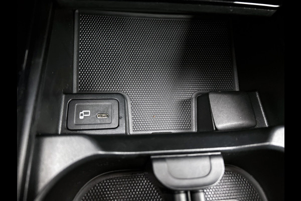 Mercedes-Benz A-Klasse 200 Business Solution AMG(NL-auto, Dealer onderhoud, Trekhaak, Navi, Camera, StoelV, Etc) Mercedes-Benz A-Klasse 200 Business Solution AMG(NL-auto, Dealer onderhoud, Trekhaak, Navi, Camera, StoelV, Etc)