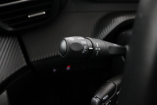 Peugeot 2008 1.2 PureTech Blue*NAVI*CAM*HAAK*ECC*CRUISE*CARPLAY