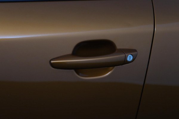 Peugeot 2008 1.2 PureTech Blue*NAVI*CAM*HAAK*ECC*CRUISE*CARPLAY