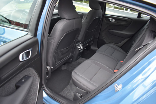 Volvo C40 Recharge 231PK Core 69 kWh Trekhaak | Camera | 19 "LMV | Stoelverwarming | Stuurverwarming