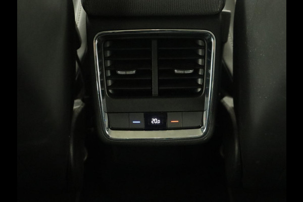 Škoda ENYAQ iV 60 | Stoelverwarming | Trekhaak | Matrix LED | Carplay | Stuurverwarming | Navigatie | Half leder | Cruise control | Parkeerhulp