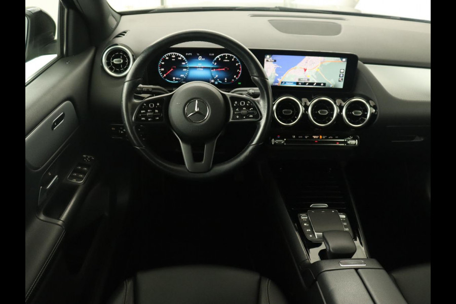 Mercedes-Benz GLA 180 Business Solution | Trekhaak | Stoelverwarming | Camera | Full LED | Half leder | Park Assist | Navigatie