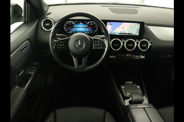 Mercedes-Benz GLA 180 Business Solution | Trekhaak | Stoelverwarming | Camera | Full LED | Half leder | Park Assist | Navigatie