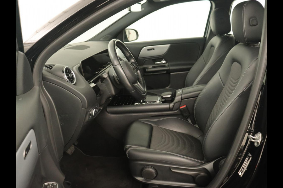 Mercedes-Benz GLA 180 Business Solution | Trekhaak | Stoelverwarming | Camera | Full LED | Half leder | Park Assist | Navigatie