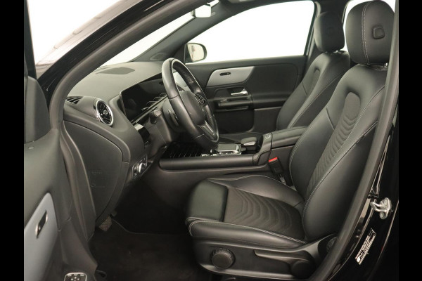 Mercedes-Benz GLA 180 Business Solution | Trekhaak | Stoelverwarming | Camera | Full LED | Half leder | Park Assist | Navigatie