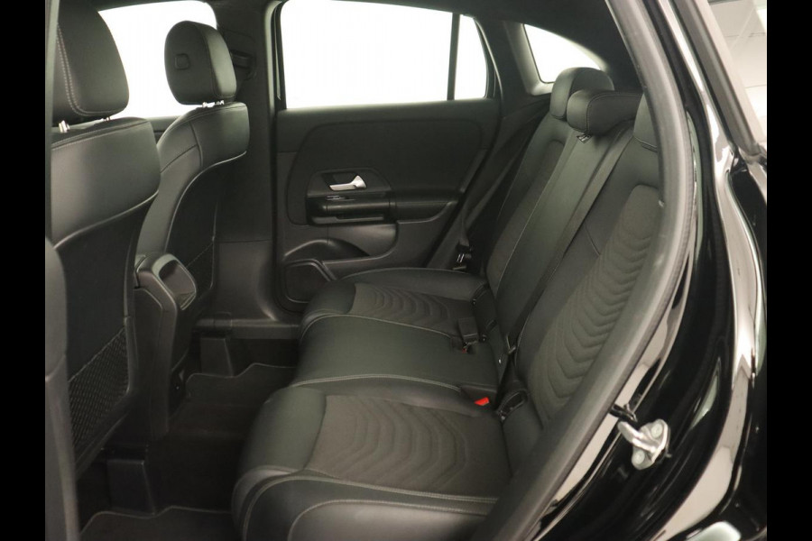 Mercedes-Benz GLA 180 Business Solution | Trekhaak | Stoelverwarming | Camera | Full LED | Half leder | Park Assist | Navigatie
