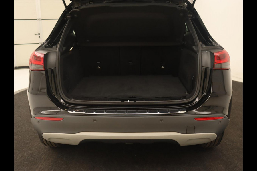 Mercedes-Benz GLA 180 Business Solution | Trekhaak | Stoelverwarming | Camera | Full LED | Half leder | Park Assist | Navigatie