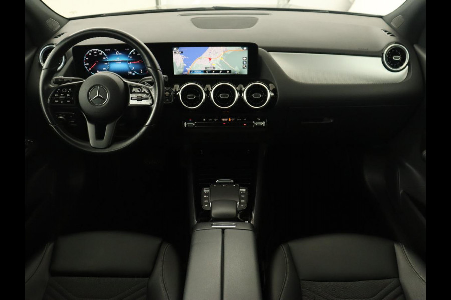 Mercedes-Benz GLA 180 Business Solution | Trekhaak | Stoelverwarming | Camera | Full LED | Half leder | Park Assist | Navigatie