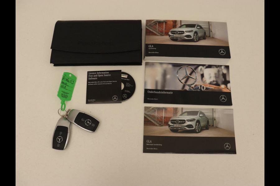 Mercedes-Benz GLA 180 Business Solution | Trekhaak | Stoelverwarming | Camera | Full LED | Half leder | Park Assist | Navigatie