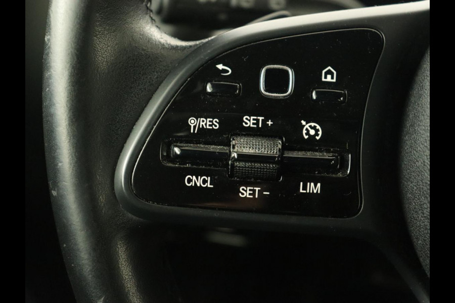 Mercedes-Benz GLA 180 Business Solution | Trekhaak | Stoelverwarming | Camera | Full LED | Half leder | Park Assist | Navigatie