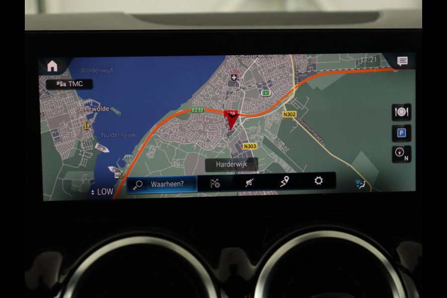 Mercedes-Benz GLA 180 Business Solution | Trekhaak | Stoelverwarming | Camera | Full LED | Half leder | Park Assist | Navigatie